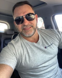 Ryan, 44, from Chicago
